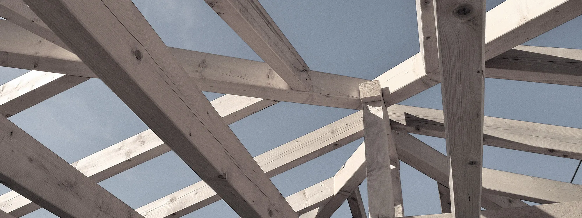 Holzgerüst als Vorbereitung für das Decken eines Dachs