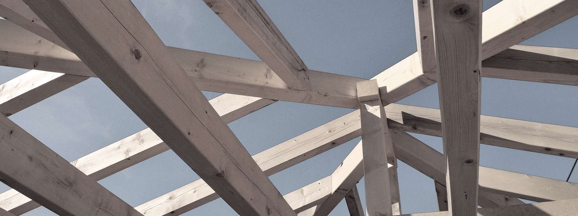 Holzgerüst als Vorbereitung für das Decken eines Dachs